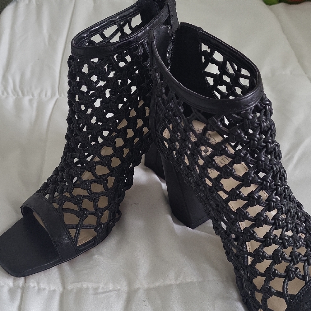 Vince Camuto Black Chunky Heel Sandals Size 8 1/2. NWOT worn 1 time